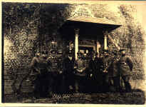 Besuch bei Jasta 4 im Sp�tsommer 1916, vordere Reihe beginnnend mit 2 v. links Trentepohl, Frhr. v. Althaus, Bruder Hartmut Buddecke, Hans Joachim Buddecke, Frankl, Oblt. zur See Stosberg, Bernert